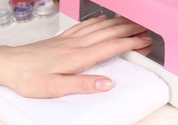 Если вы не боитесь экспериментировать, то в домашних условиях можно научиться даже наращиванию ногтей!