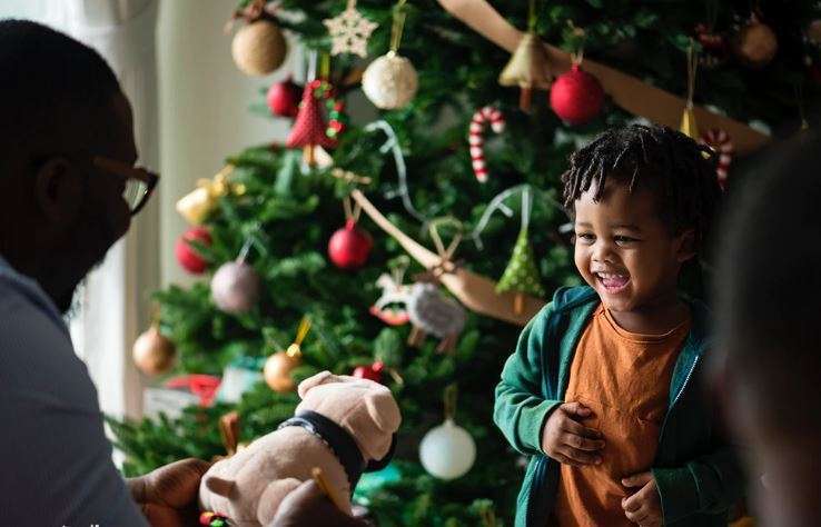 Как украсить елку детям вязаными и сшитыми игрушками?