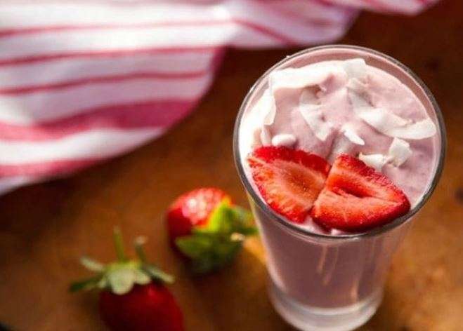 Рецепт освежающего летнего кофе фраппе с мятой и клубникой
