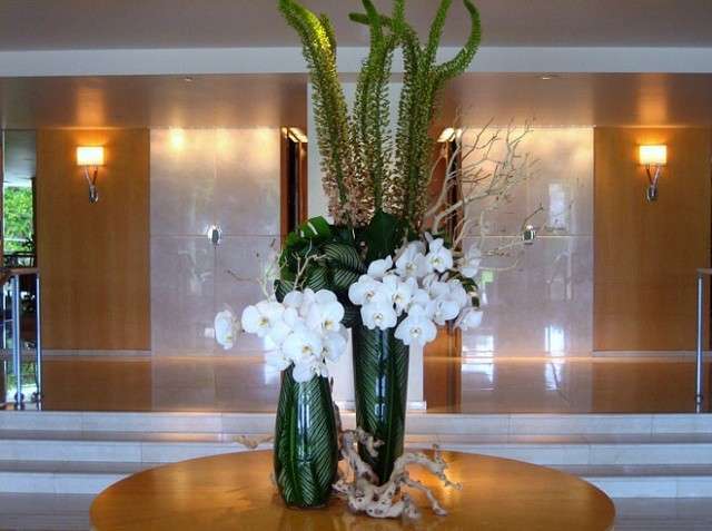 скусственные цветы в интерьере в вазах