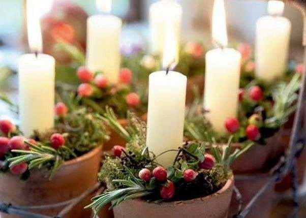 Поделки на Новый год со свечами, ягодами и хвойными веточками