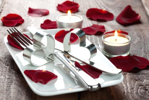 Украшение стола в честь Дня Влюбленных свечами и цветами