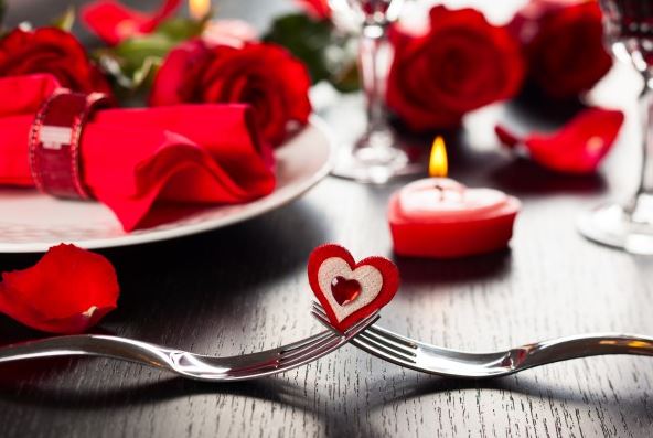 14 февраля: как украсить стол бумажными сердцами?