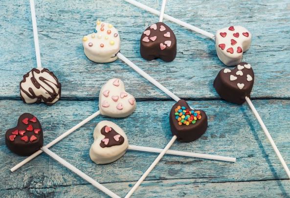 Кейк-попсы на День святого Валентина: как создать необычный десерт ребенку?