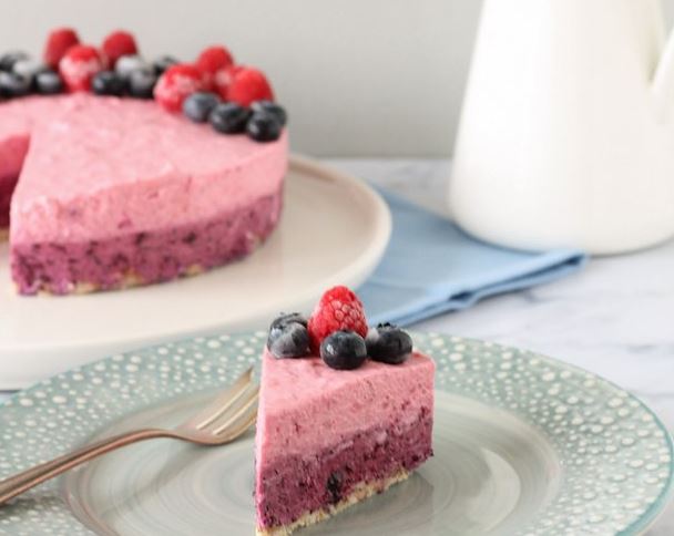 Рецепт йогуртового торта с ягодами на 8 марта