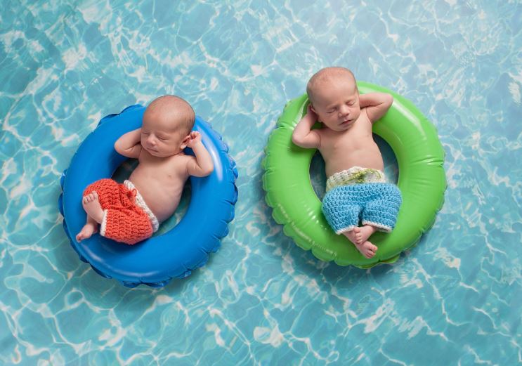 Полезно ли обучать новорожденного плаванию?