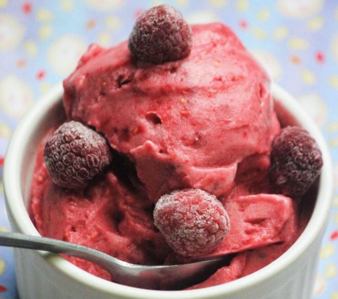 Рецепт малинового мороженого «Палео»