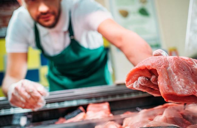 Как обработать мясо перед готовкой: ополаскивать или нет?