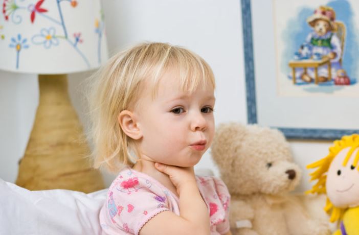 Почему у ребенка может болеть горло?