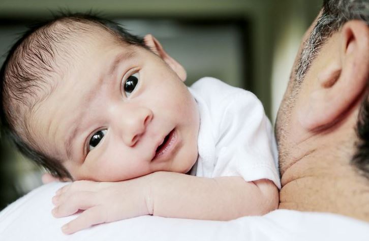 Как развивается зрение у младенцев и с каким цветом глаз они рождаются?