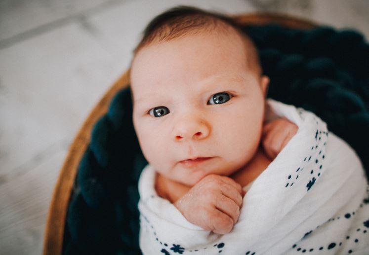 Меняется ли у новорожденного цвет глаз и почему?
