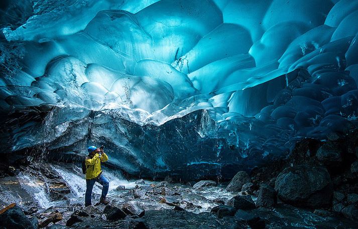 Пещеры ледника Менденхолл в штате Аляска