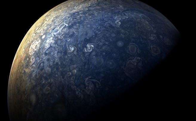 Под облаками Юпитера найдены океаны воды
