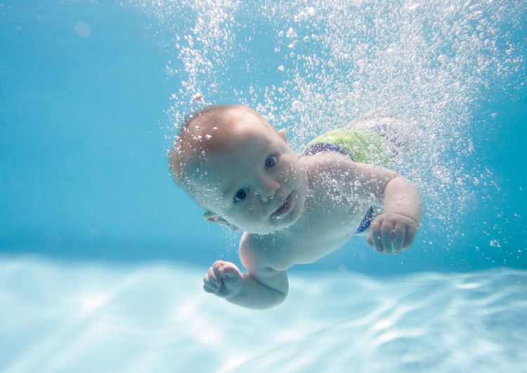 Как плавать с новорожденным?