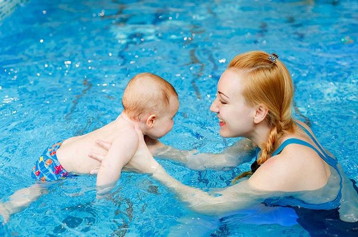 Организация занятий по плаванию: когда начинать с грудничком?