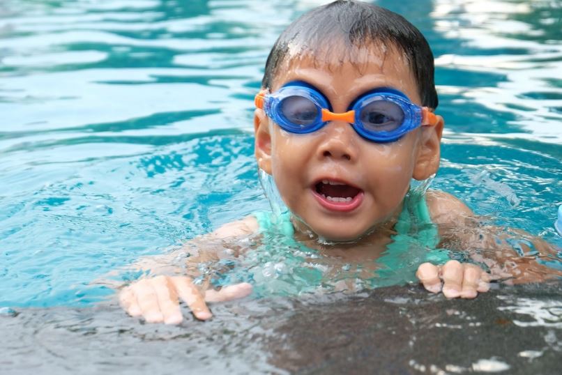 Чего не стоит делать при обучении плаванию ребенка?
