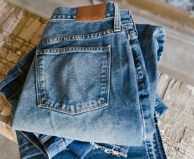 Какие средства использовать и как правильно стирать джинсы?