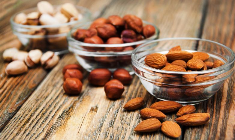 Как правильно употреблять орехи: жареные или сырые?