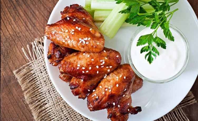 Рецепт куриных крыльев с пармезаном и чесночным соусом на 23 февраля