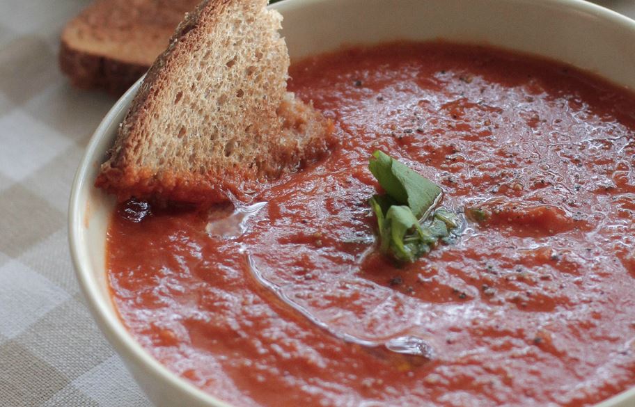 Рецепт освежающего холодного томатного супа с кайенским перцем