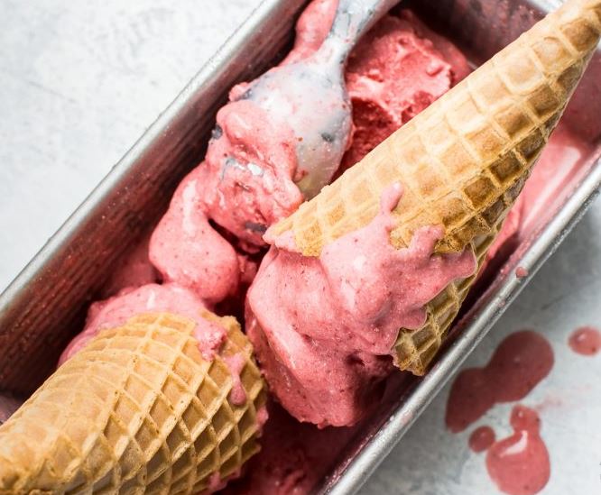 Рецепт легкого двухкомпонентного клубничного мороженого