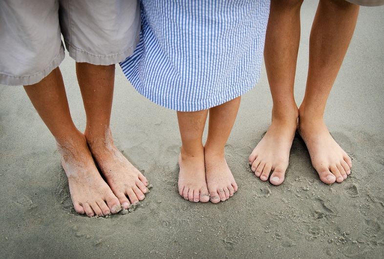 Как избежать отеков ног в жару и можно ли предотвратить проблему без лекарств?