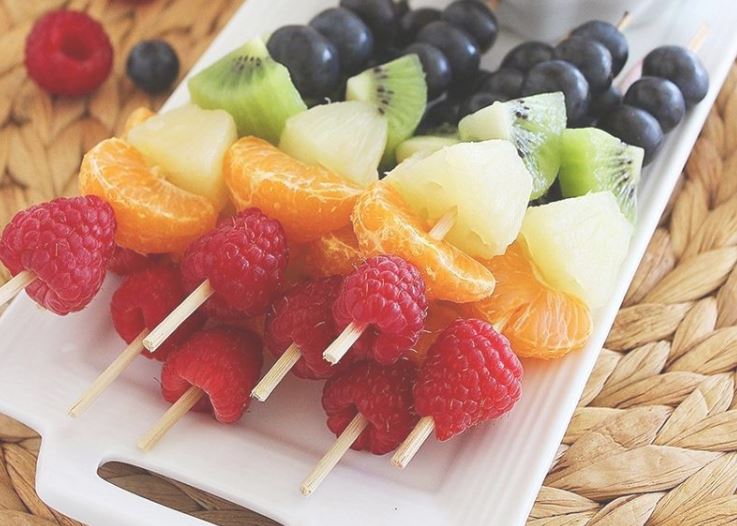 Рецепт радужного фруктового салата на шпажках к 8 марта