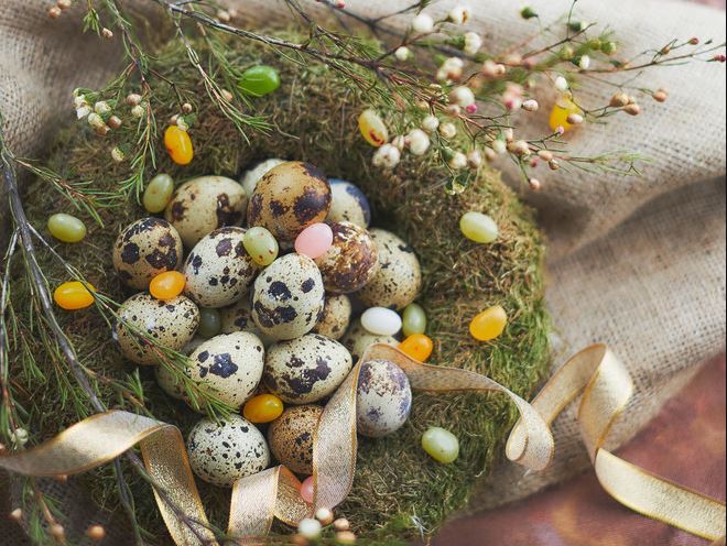 Как украсить стол крашенными яйцами