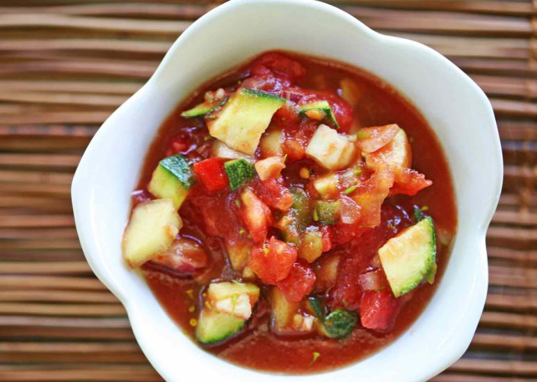 Рецепт легкого холодного томатного супа их свежих овощей