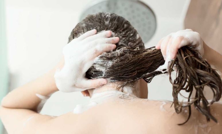 Может ли ежедневное мытье головы привести к выпадению?