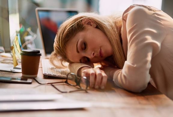 Как быстро избавиться от сонливости на работе?