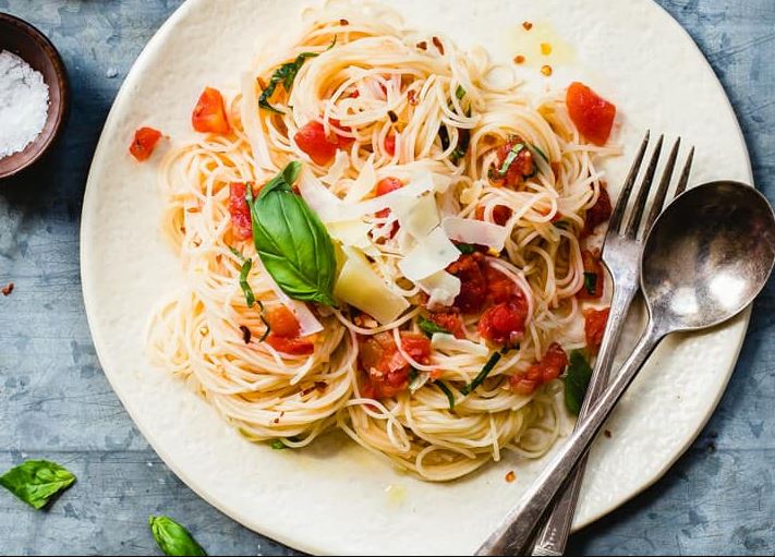 Классическая паста с томатами и базиликом: рецепт