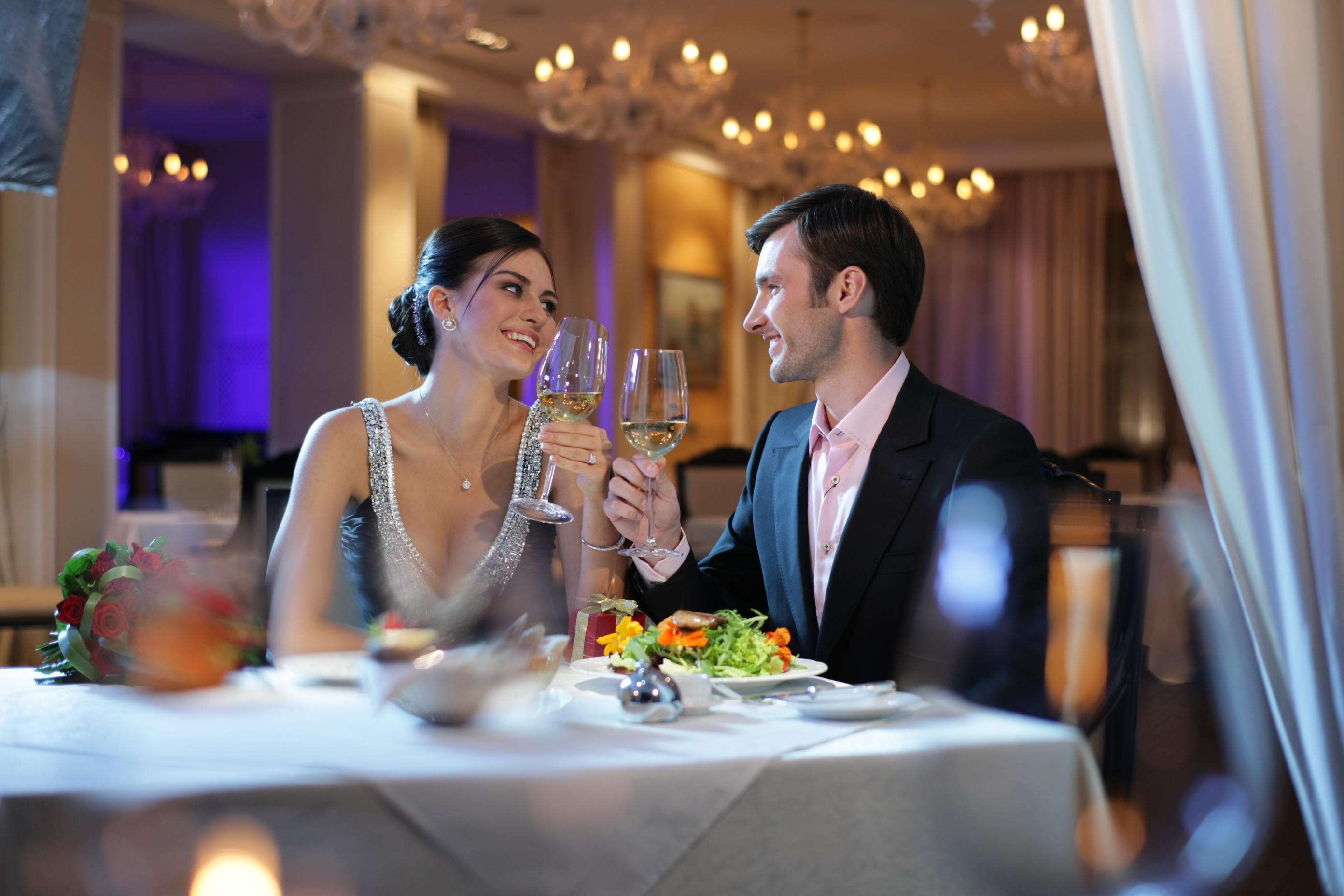 Романтический ужин в кафе. Ужин в ресторане. Пара в ресторане. Мужчина и женщина в ресторане.
