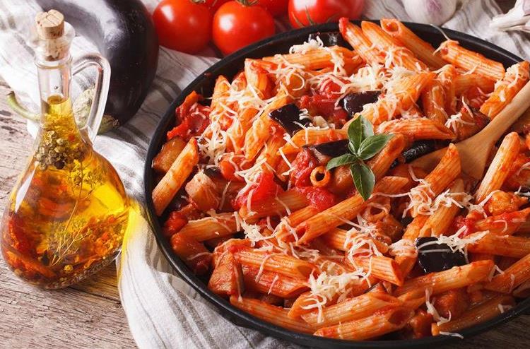 Итальянская паста с соусом из базилика и томатов
