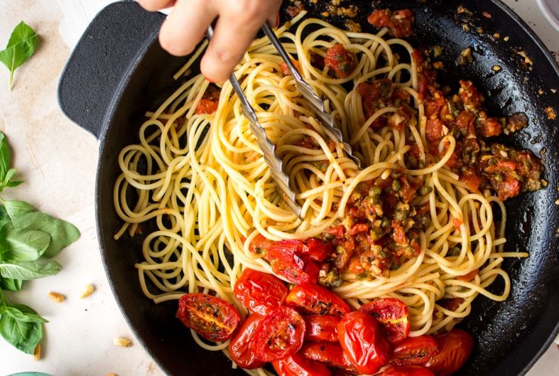 Рецепт пасты с жареными томатами и базиликом