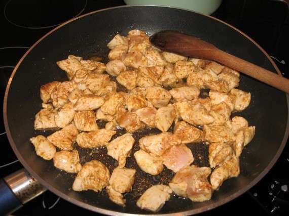 куриное филе кусочками на сковороде с подливой