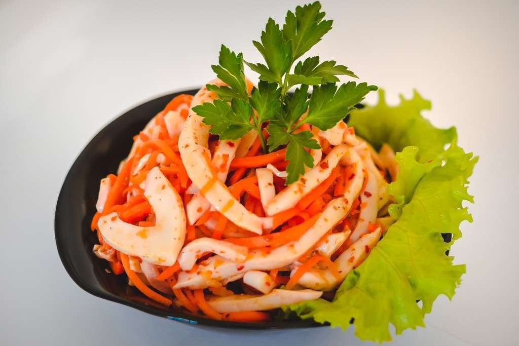 Салат: корейская морковь, кальмары, шампиньоны