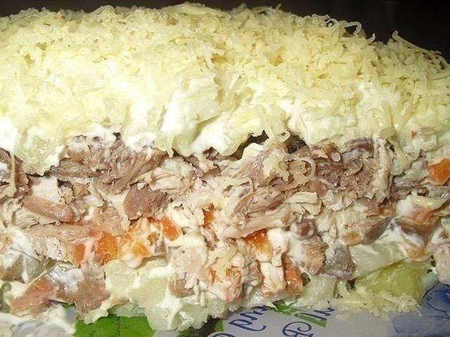 Слоеный салат с редькой, жареным луком и мясом