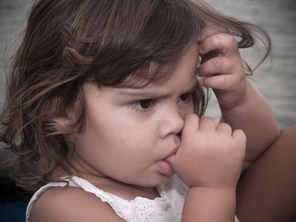 Одна и причин, почему дети берут палец в рот - неудовлетворённый сосательный рефлекс