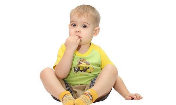 Чем раньше родители отучат ребенка брать пальцы в рот, тем лучше