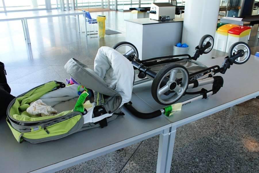 Можно ли перевозить коляску в самолете: нюансы и требования