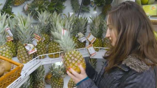 Как выбрать ананас в магазине, исходя из цены?