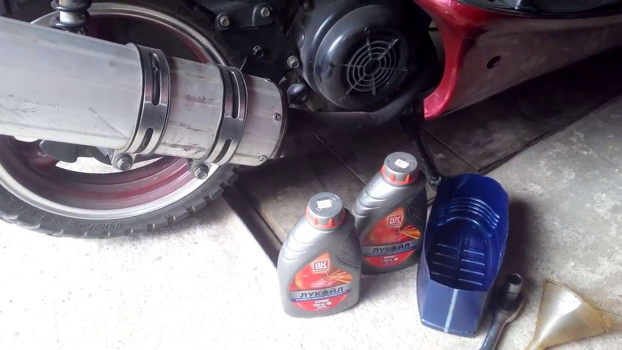 Замена масла в двигателе скутера