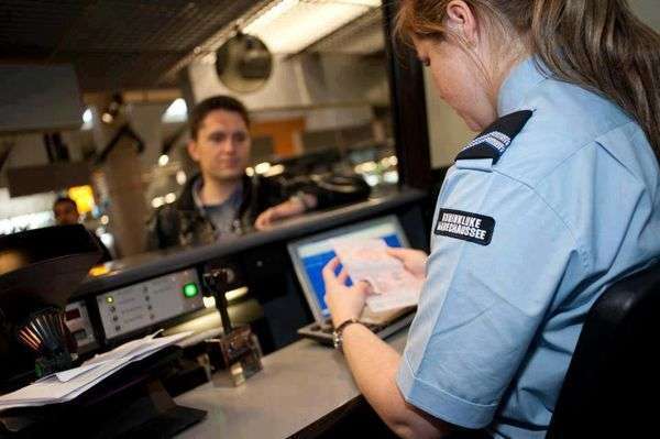 Что обязан показать пассажир при прохождении паспортного контроля?