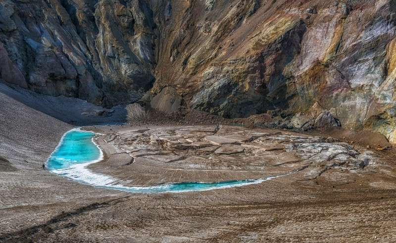 Зарождение реки и ледники Мутновских пещер