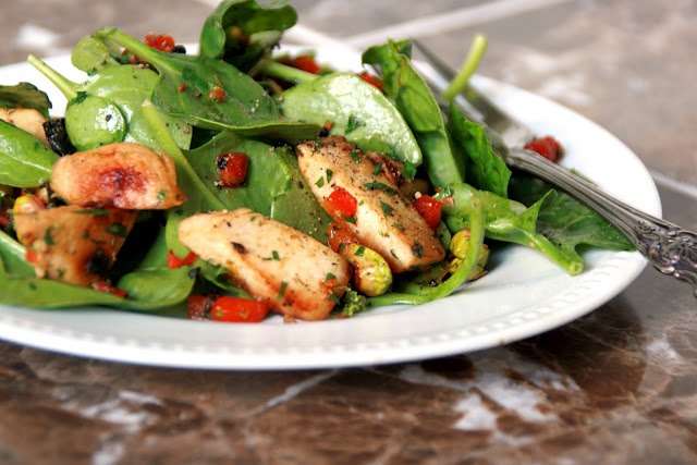 Рецепт салата со шпинатом, курицей и помидорами «Витаминный»