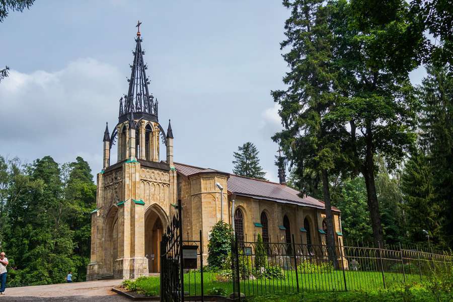 Церковь в Шуваловском парке