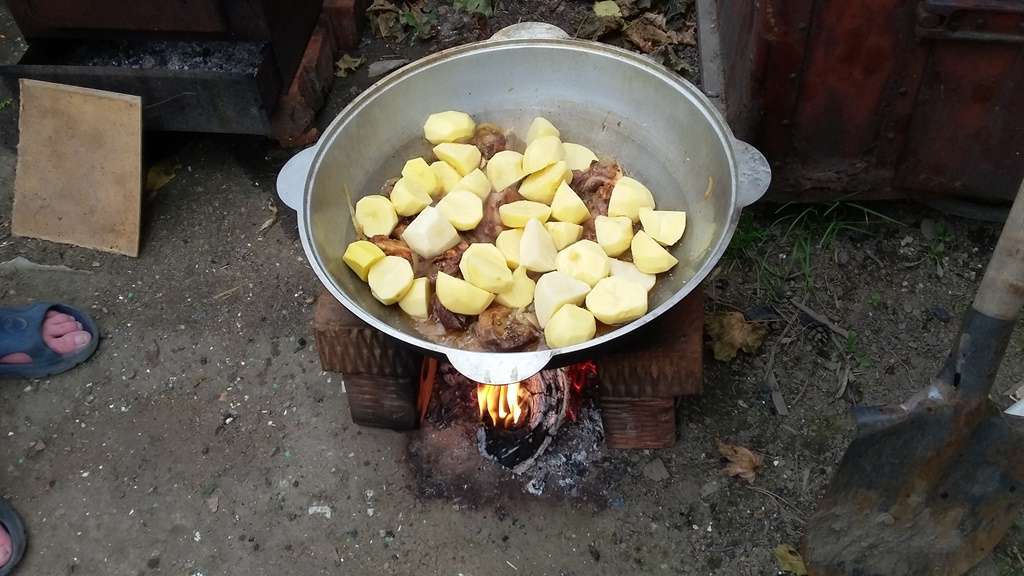 Приготовление жаркого из баранины с картофелем в казане