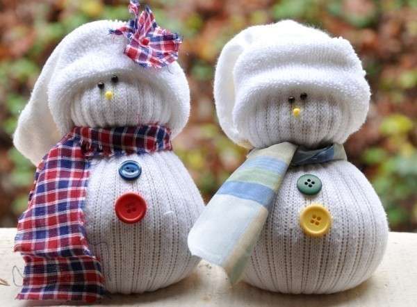 Очаровательные снеговики из носков своими руками