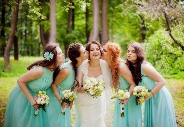 Хорошо, если подруги невесты будут в платьях бирюзового цвета